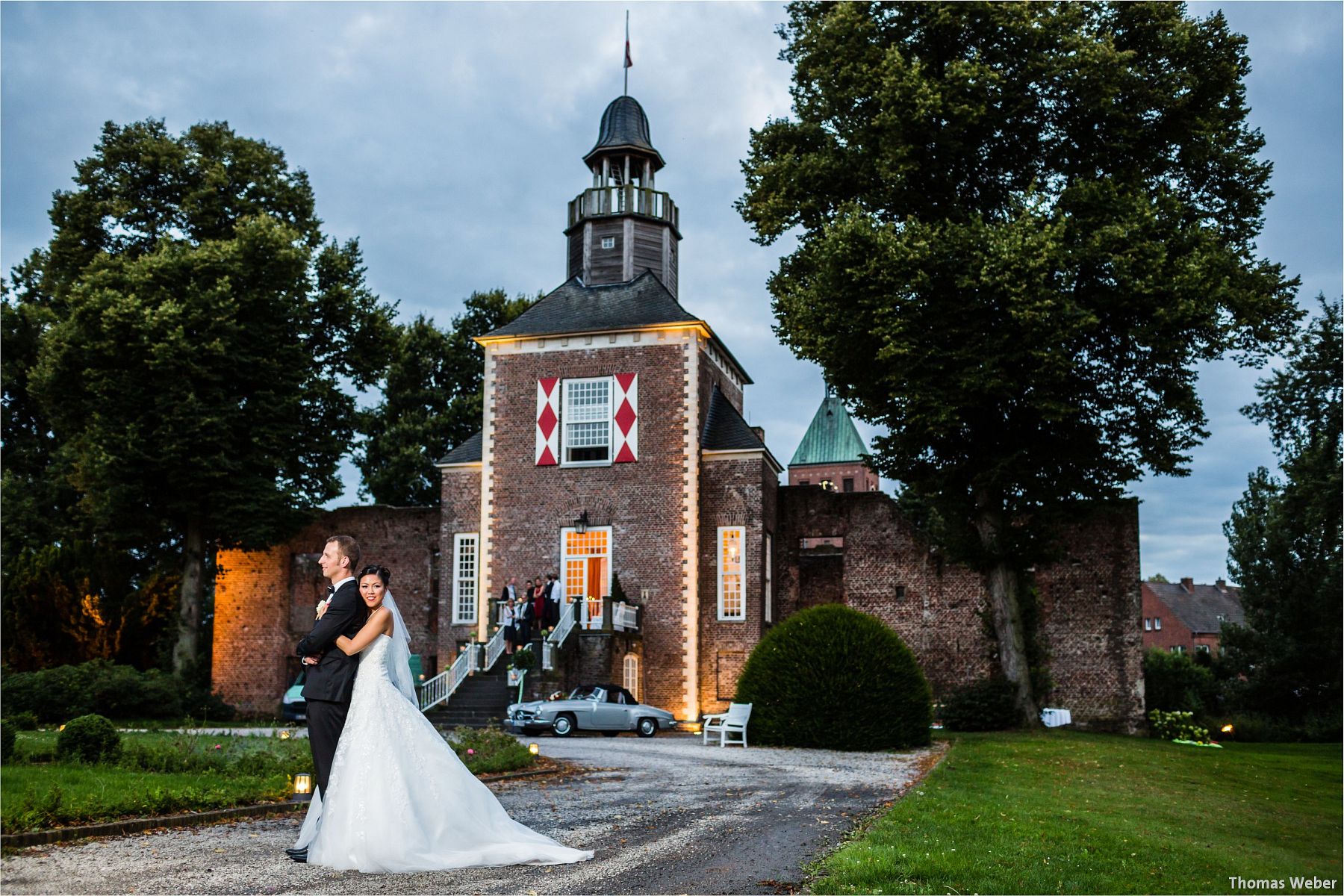Internationale Hochzeit in einer Schlossruine